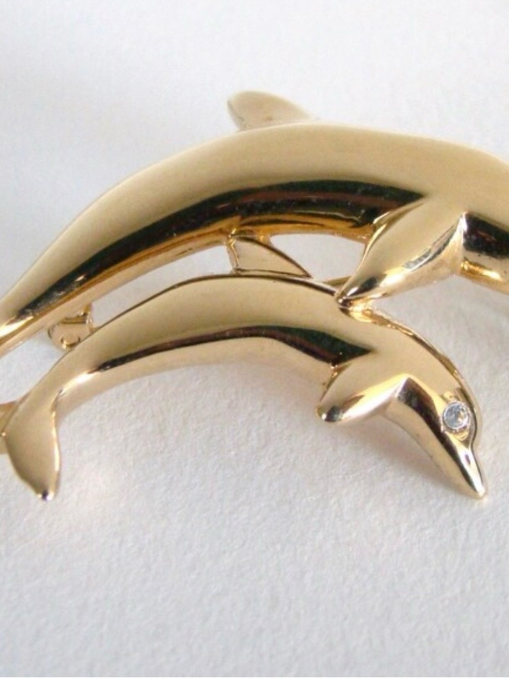 Vintage Krementz mother and baby dolphins gold brooch with rhinestone eyes - Picture 6 of 6